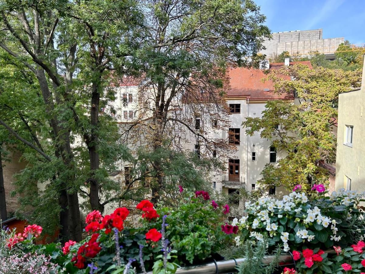 Green Balcony & King Size Bed Prague Exterior photo