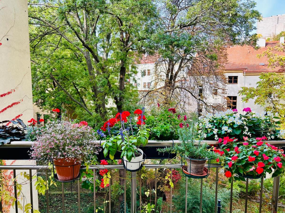 Green Balcony & King Size Bed Prague Exterior photo