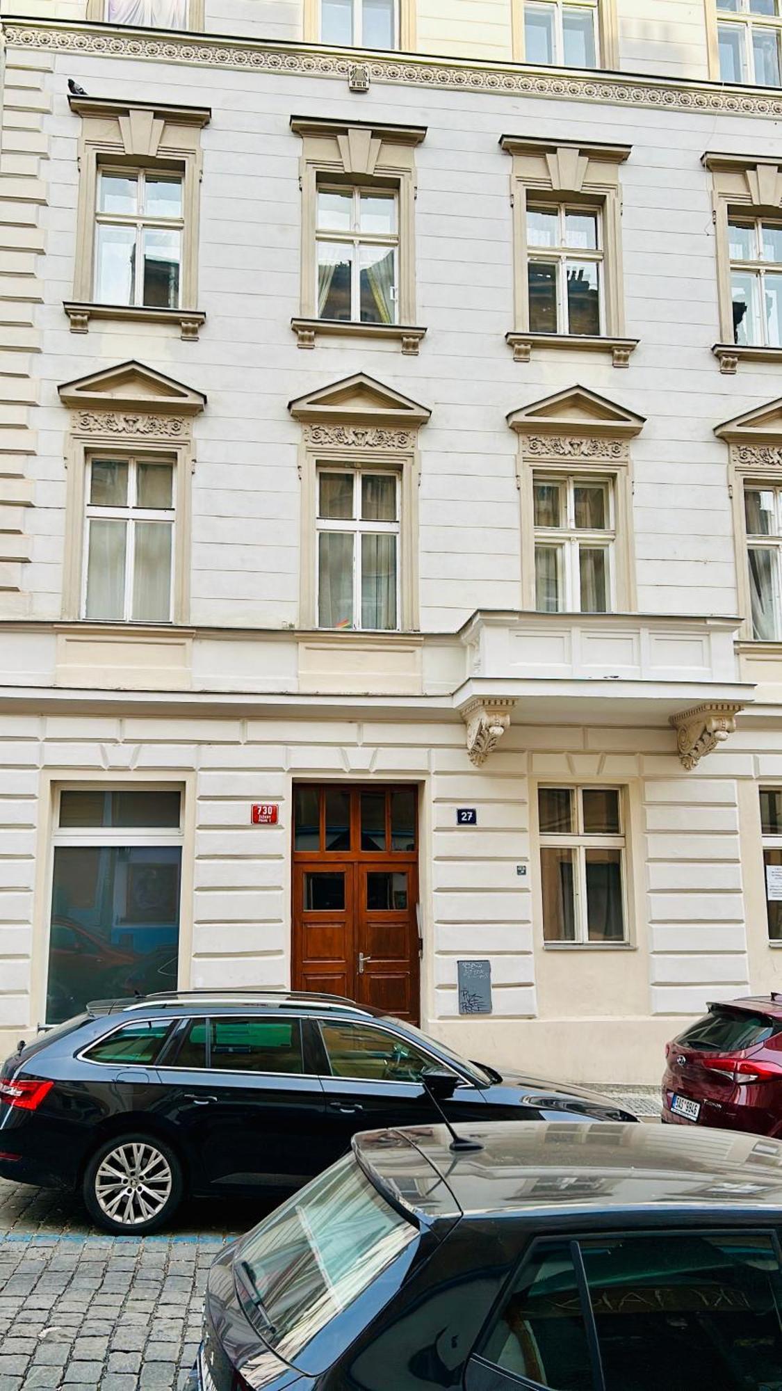 Green Balcony & King Size Bed Prague Exterior photo