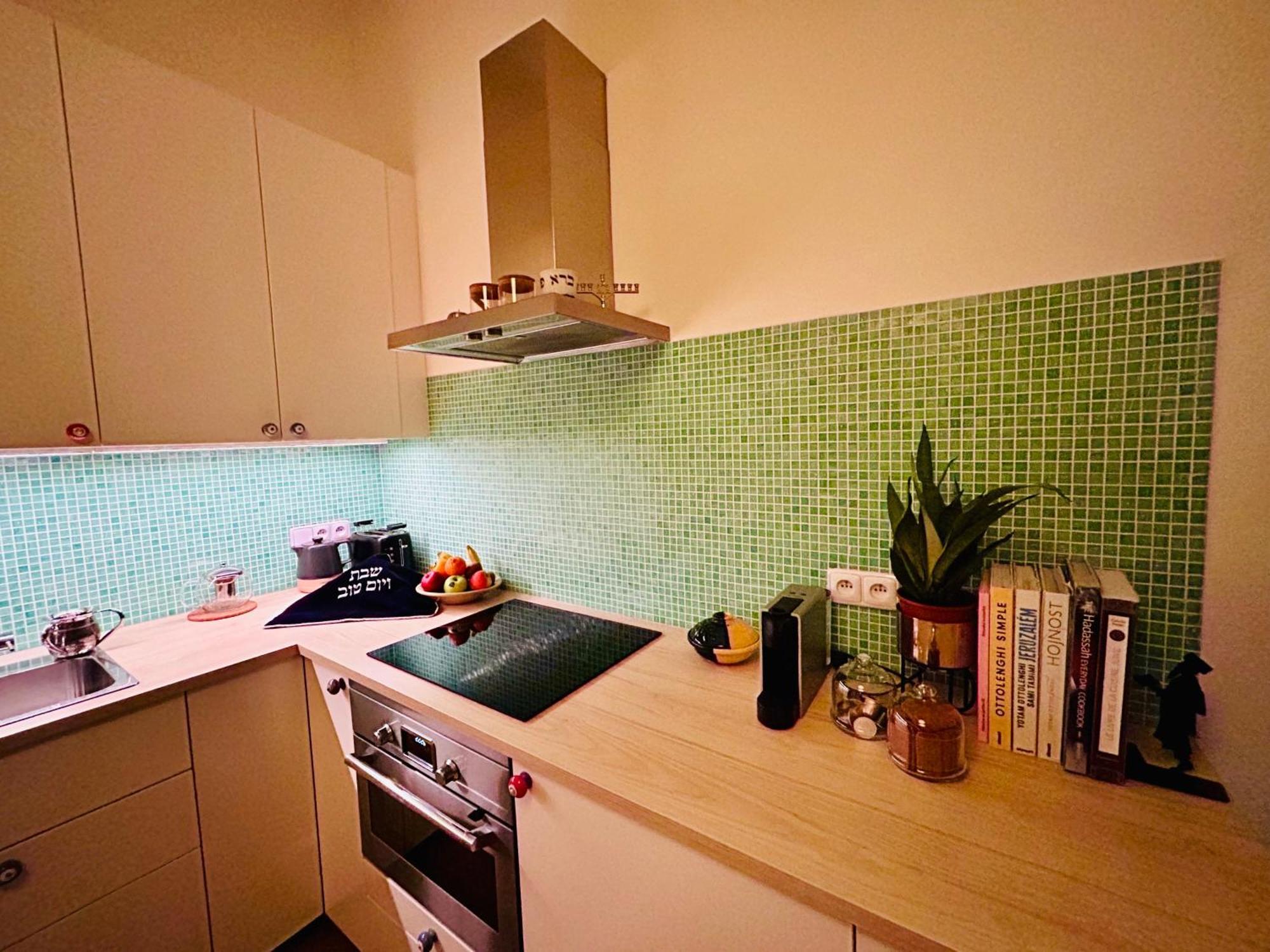 Green Balcony & King Size Bed Prague Exterior photo